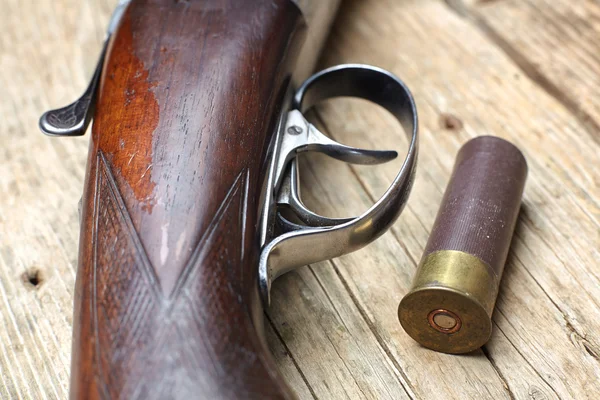 Pistola da caccia vintage con conchiglie — Foto Stock
