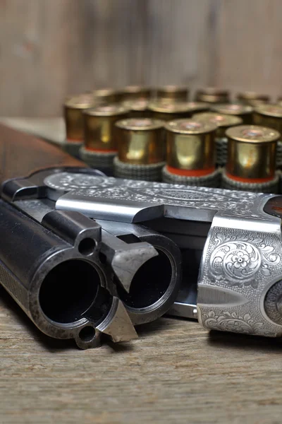 Pistola de caza vintage con conchas — Foto de Stock