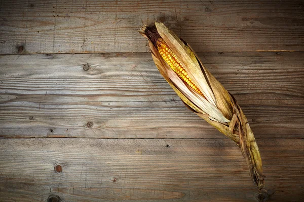 Dry corn on against on a wooden table — Stock Photo, Image