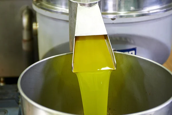 Olio fresco che scorre nel bidone — Foto Stock