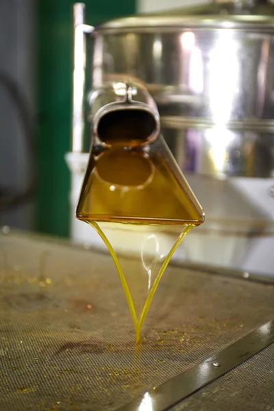 Aceite fresco que fluye en la papelera — Foto de Stock