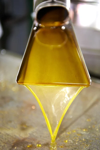 Olio fresco che scorre nel bidone — Foto Stock