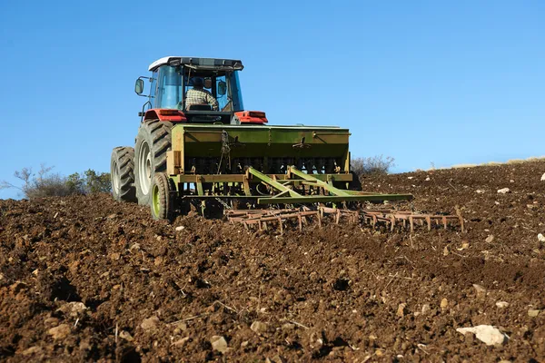 Landbouw trekker zaaiend zaden — Stockfoto