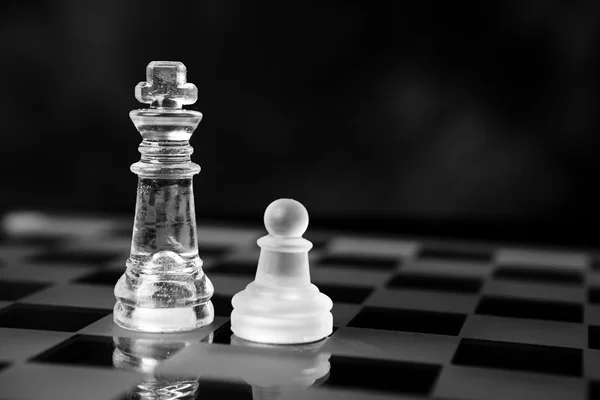 Скляна шахова дошка з шаховими фігурами — стокове фото