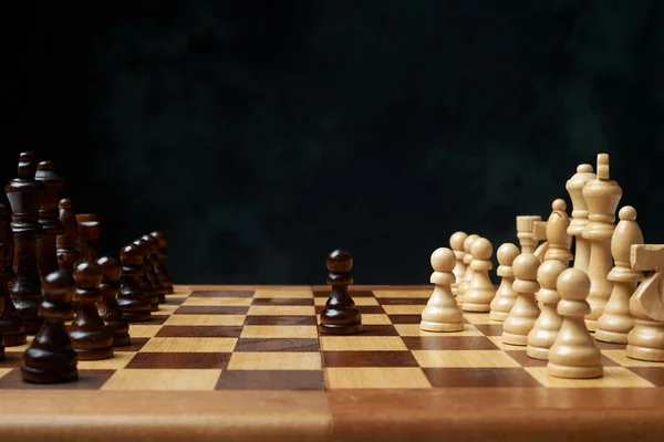 Ξύλινη σκακιέρα με τα κομμάτια του σκακιού στις. — Φωτογραφία Αρχείου