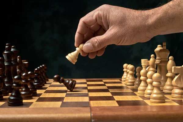 Дерев'яна шахова дошка з шаховими фігурами на . — стокове фото