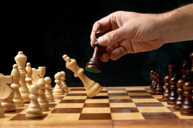 ahşap satranç tahtası üzerinde satranç taşları ile.