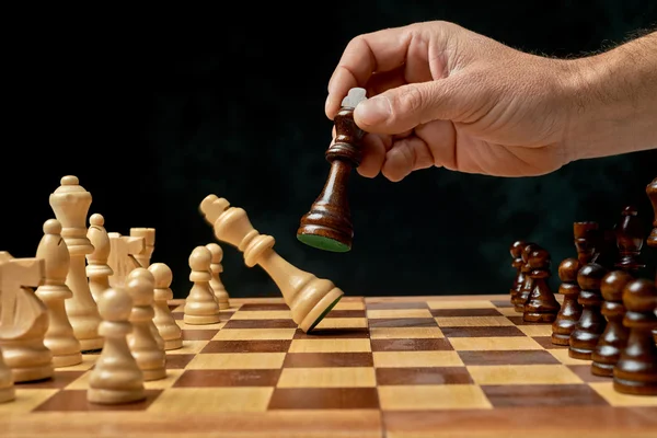 Tabuleiro de xadrez de madeira com peças de xadrez . — Fotografia de Stock