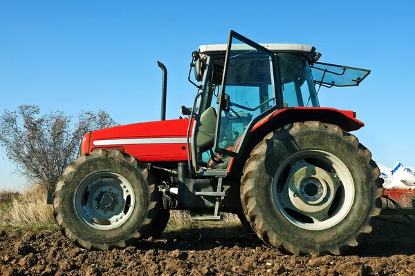 Landbouw trekker zaaiend zaden — Stockfoto