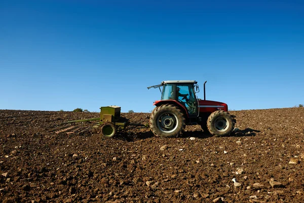 Zemědělský traktor výsevu semen — Stock fotografie