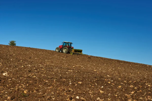Tractor agrícola siembra semillas — Foto de Stock