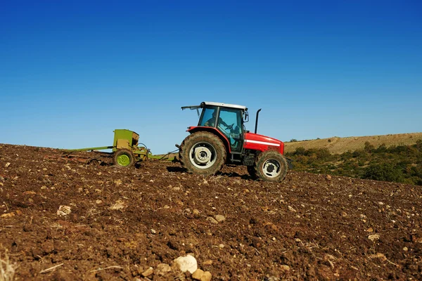 Trattore agricolo semina semi — Foto Stock