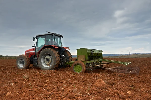 Trattore agricolo semina semi — Foto Stock