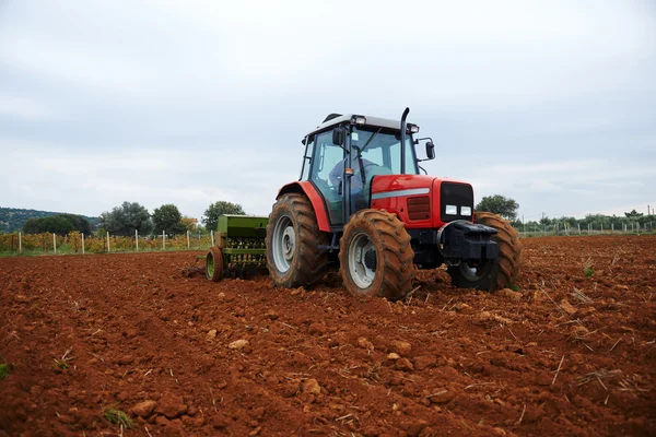 Trattore agricolo semina semi — Foto Stock