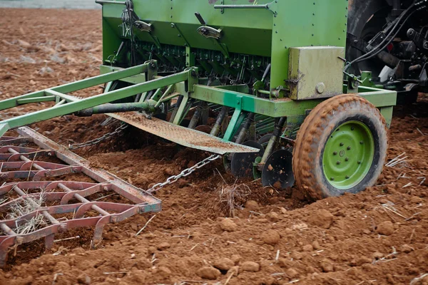 Trattore agricolo semina semi — Foto Stock