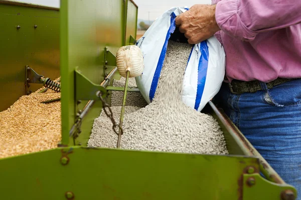 Máquina de siembra de carga con semillas de trigo y fertilizante — Foto de Stock