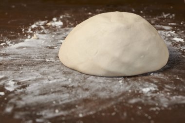 ahşap masa üzerinde hamur yoğurmak, hazır