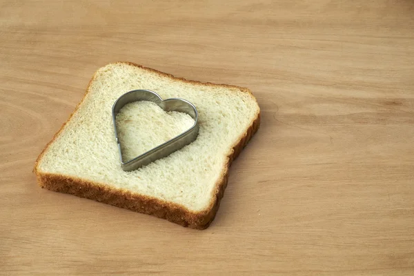 Rebanada de pan con forma de corazón cortado —  Fotos de Stock