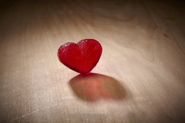 Sevgililer günü, kalp şeklinde kırmızı tatlı şekerler — Stok fotoğraf