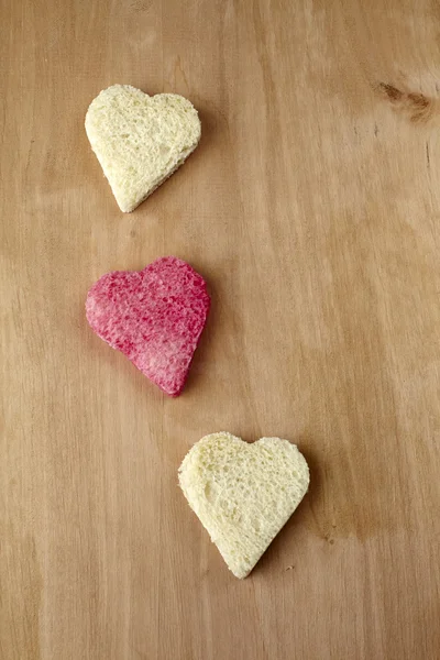 Kırmızı renkli kalp şekli ekmek — Stok fotoğraf