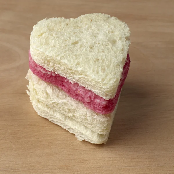 Kırmızı renkli kalp şekli ekmek — Stok fotoğraf