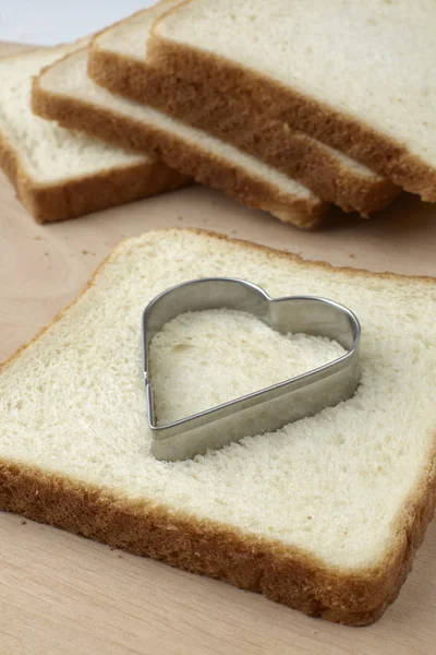 Rebanada de pan con forma de corazón cortado — Foto de Stock