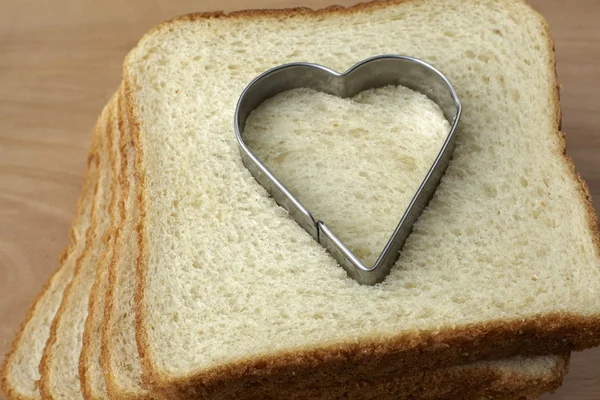 Kalp şekli dışarı kesim ile ekmek dilimi — Stok fotoğraf