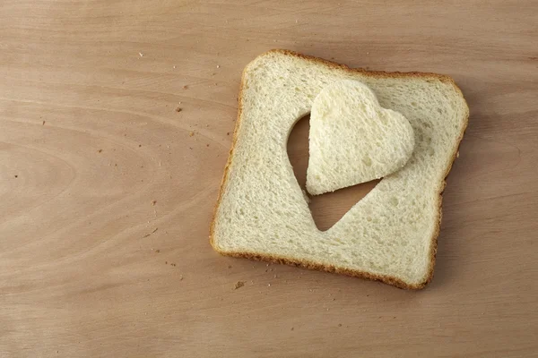 Sneetje brood met uitgesneden hart vorm — Stockfoto