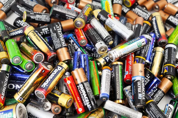 Différents types de batteries usagées prêtes à être recyclées — Photo