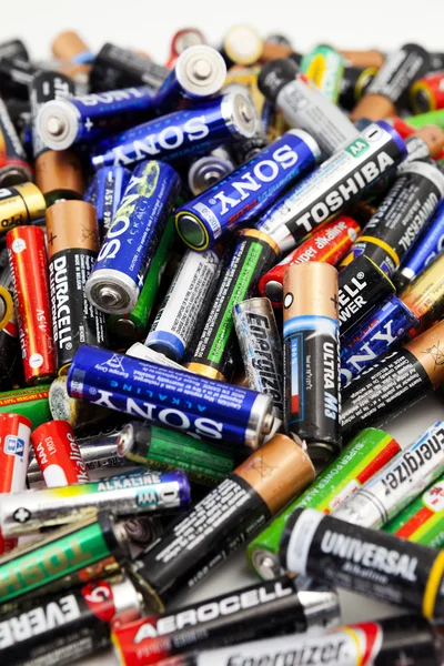 Διαφορετικοί τύποι χρησιμοποιημένες μπαταρίες, έτοιμη για ανακύκλωση — Φωτογραφία Αρχείου