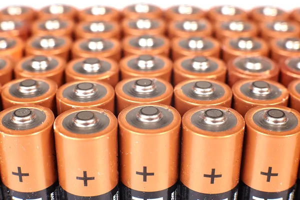 Gouden batterijen in rijen — Stockfoto