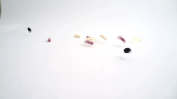 Barevné pilulky — Stock video