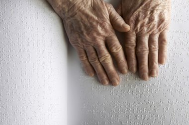 gönüllülük a kitap braille dil ile yaşlı kadının elleri