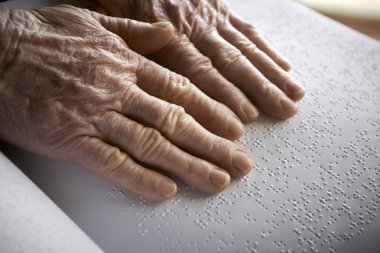 gönüllülük a kitap braille dil ile yaşlı kadının elleri