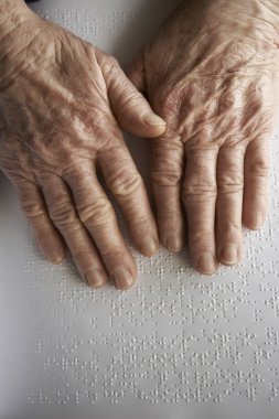 gönüllülük a kitap braille dil ile yaşlı kadının elleri