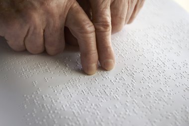 gönüllülük a kitap braille dil ile yaşlı kadının elleri