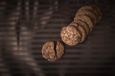 kahverengi masa vagon üzerinde çikolatalı kurabiye