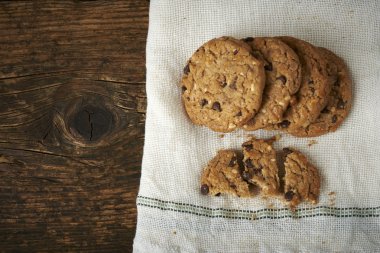 tülbent ile üzerinde çikolatalı kurabiye