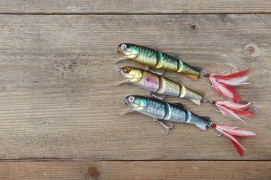 ahşap iskele üzerinde renkli lures