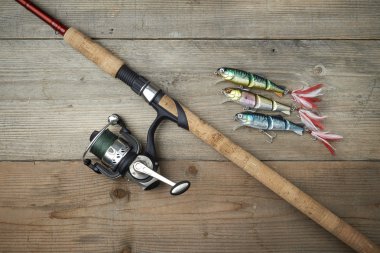 ahşap iskele üzerinde olta ile renkli lures