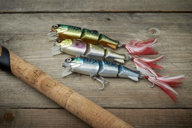 ahşap iskele üzerinde olta ile renkli lures