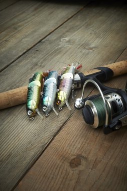 ahşap iskele üzerinde olta ile renkli lures