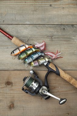 ahşap iskele üzerinde olta ile renkli lures