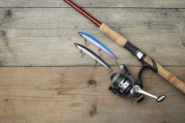ahşap iskele üzerinde olta ile renkli lures