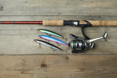 ahşap iskele üzerinde olta ile renkli lures