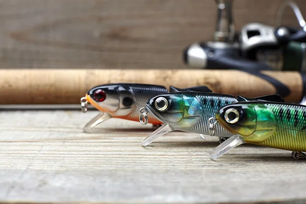 Ahşap iskele üzerinde olta ile renkli lures — Stok fotoğraf