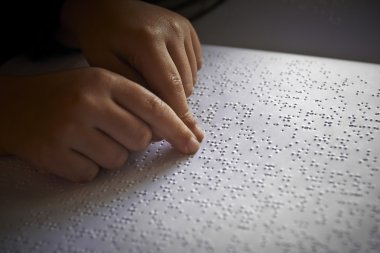 görme engelli çocuklara Braille metni okuyun