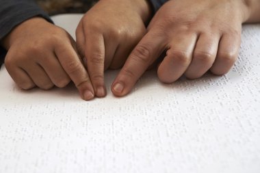 braille dildeki metni okumak için kör çocuk öğretim