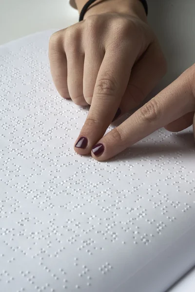 Blind lezen van tekst in braille taal — Stockfoto