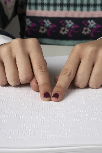 Slepý čtení textu v jazyce Braillova písma — Stock fotografie